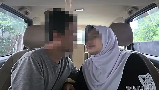 Tesettürlü baldızım geç kalıyor, ona yardım etmek için bana bir araba sakso çekiyor - minokiiko