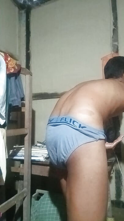 Un jeune garçon desi sexy se masturbe