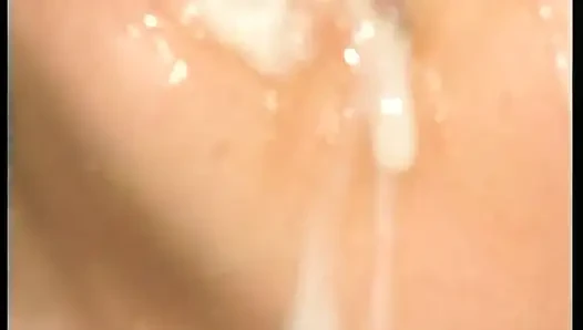 Muschi geleckt, teen wird gefickt und im badezimmer vollgespritzt