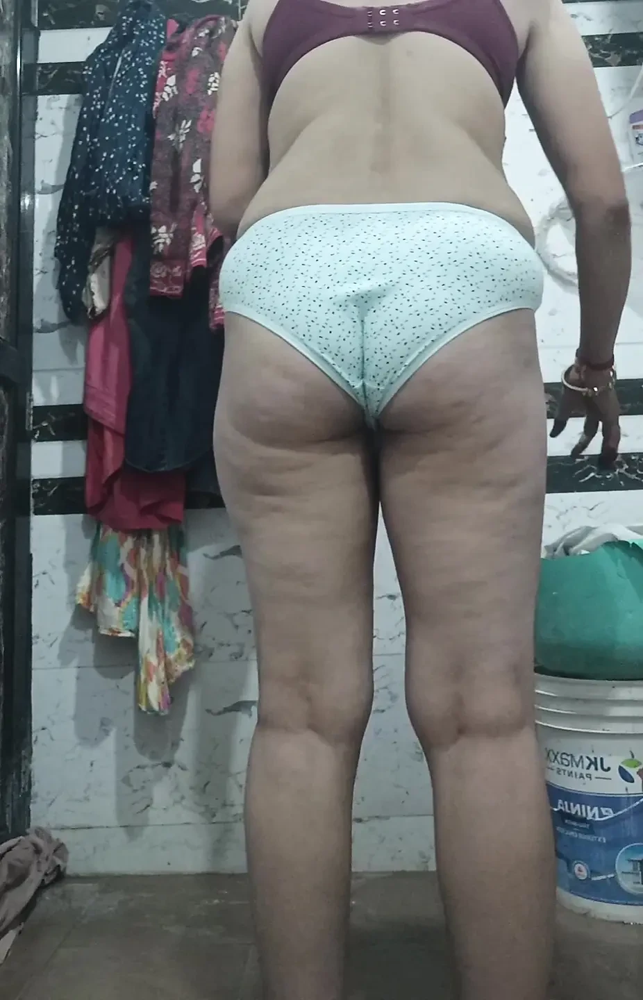 Priya Bhabi 性感绘画表演
