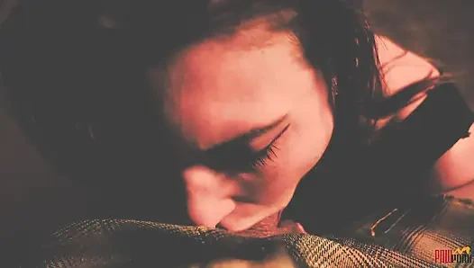 Gefangene schlampe gedrängt, um sich zu strippen und entführer zu lutschen