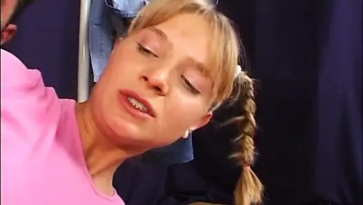 Amcık götünde tampaxlı güzel genç kız klasik büyük yarakla sikiliyor ve ağzına boşaltıyor