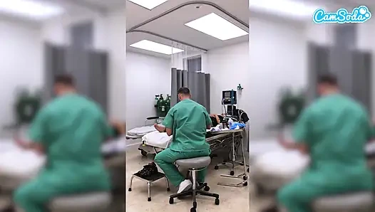 Zinde Orta Yaşlı Seksi Hemşire Hastanede Mastürbasyon Için Kovuluyor