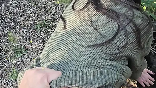 Amatör orta yaşlı seksi kadın herkesin görmesi için yolun yanında ormanda sikişiyor ve emiyor