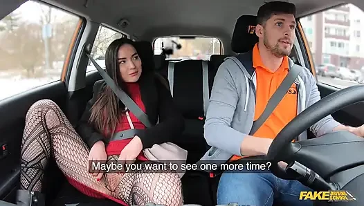 Fake driving school - nataly gold kommt ins auto, ohne ein höschen zu tragen