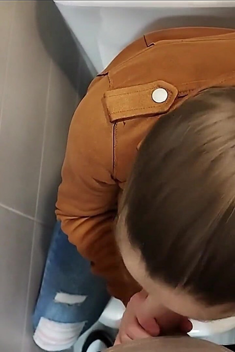 Ryzykowny seks oralny w łazience na uczelni z moim profesorem!