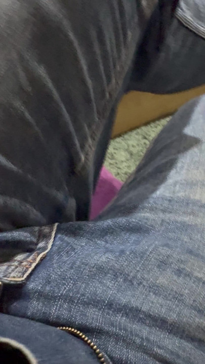 Memperlihatkan kontol kecil yang lembem
