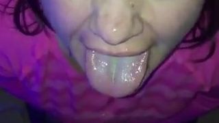 Une poupée pulpeuse prend une énorme dose de sperme - POV