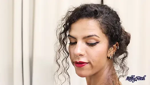 Mibby aptal itaatkar bir kıza bakıyor
