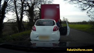 Un flic baise une demoiselle en détresse au bord de la route