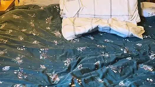 Mitbewohnerin macht eine show und genießt es, angebetet zu werden