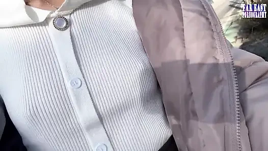 Cewek seksi ini lagi jalan-jalan sambil jalan-jalan di mana matanya yang ramai-ramai memuncak dan sempitnya berujung dengan kencang.3