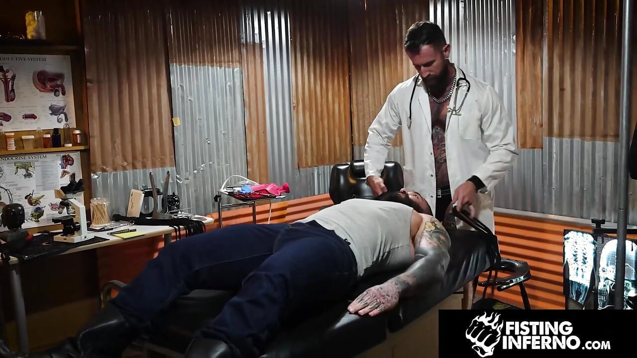 FISTING INFERNO - Twink Sub dostaje szorstki CBT od Dom Doctor i jego brodatym asystentem
