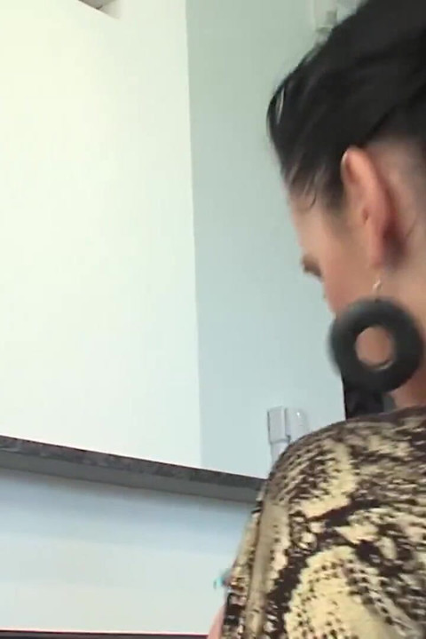 Сексуальная девушка сосет фигуристый член, затем скачет на нем до массивного камшота