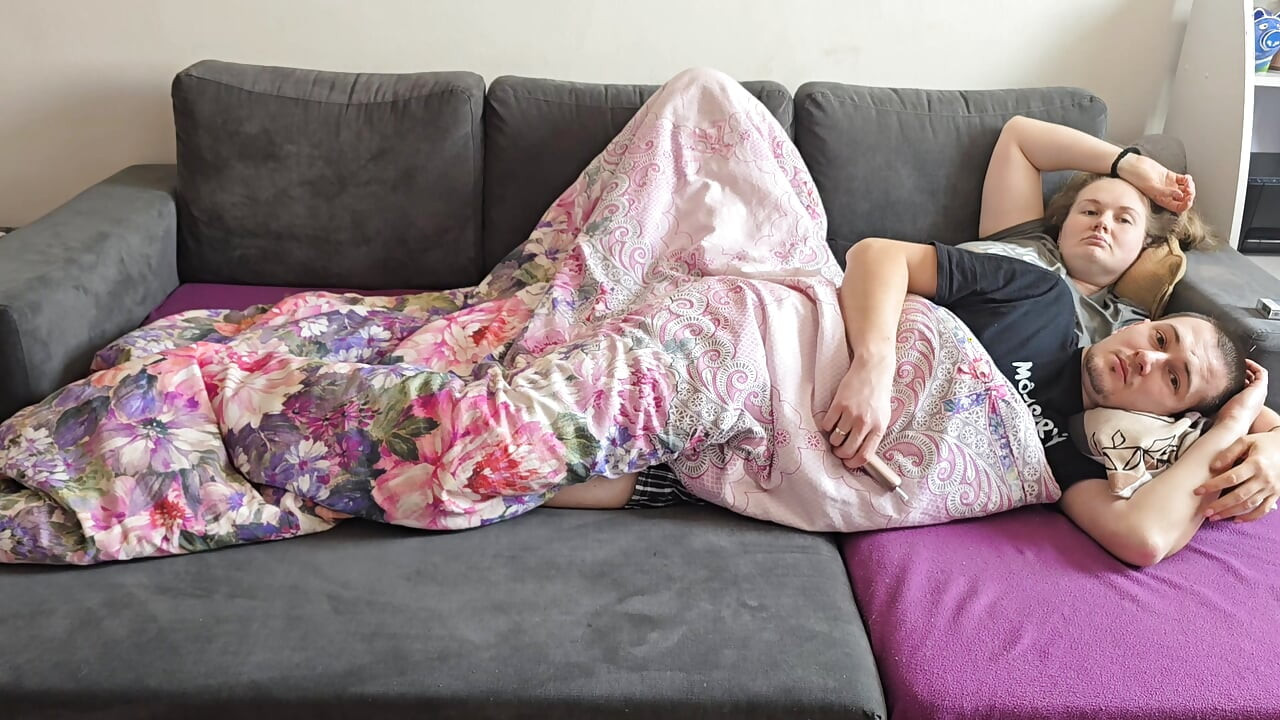 Napalony mąż pieprzy swoją pulchną żonę - oglądanie telewizji zamienia się w seks z gorącą parą