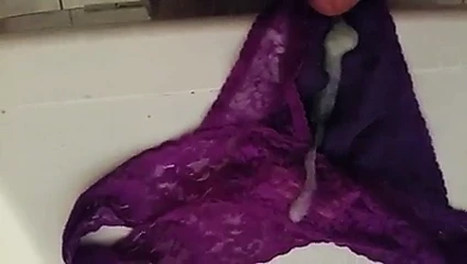 Cum üzerinde kız kullanılan külot