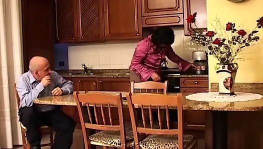 Tante sange ini di-fingering dan dientot habis-habisan di dapur