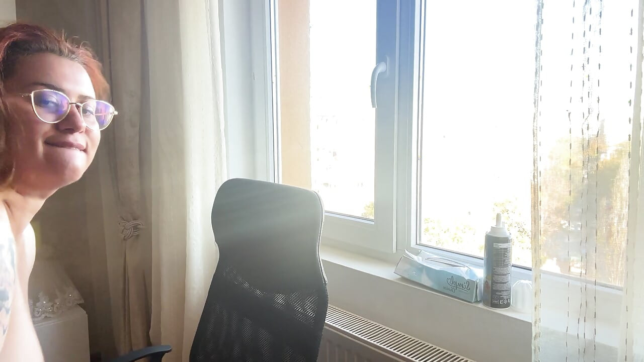 窓辺でディルドを吸ったり、いじったりするのが大好きです