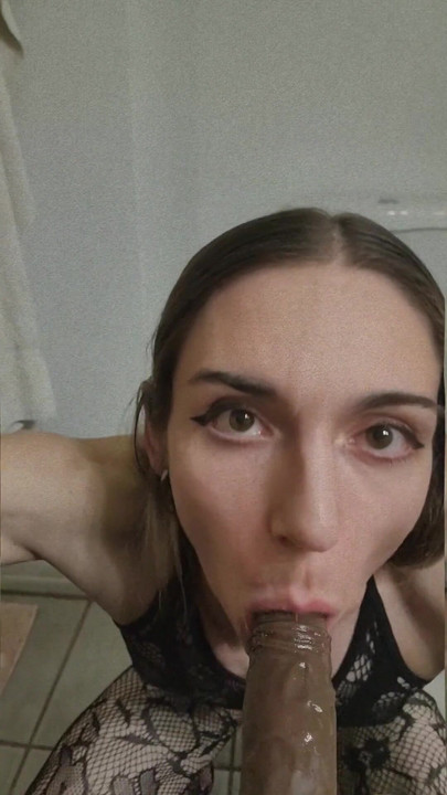 Puta trans hace práctica oral en consolador bbc de 8 pulgadas | Clip 1