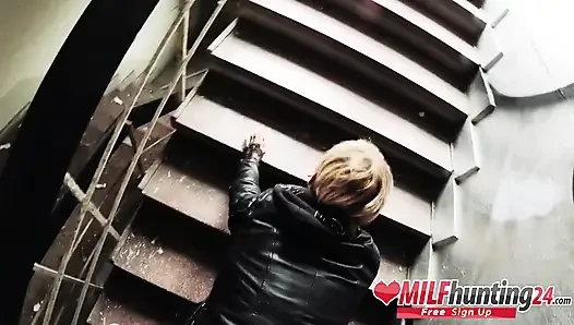 The MILF hunter bones a skinny MILF in an abandoned office building