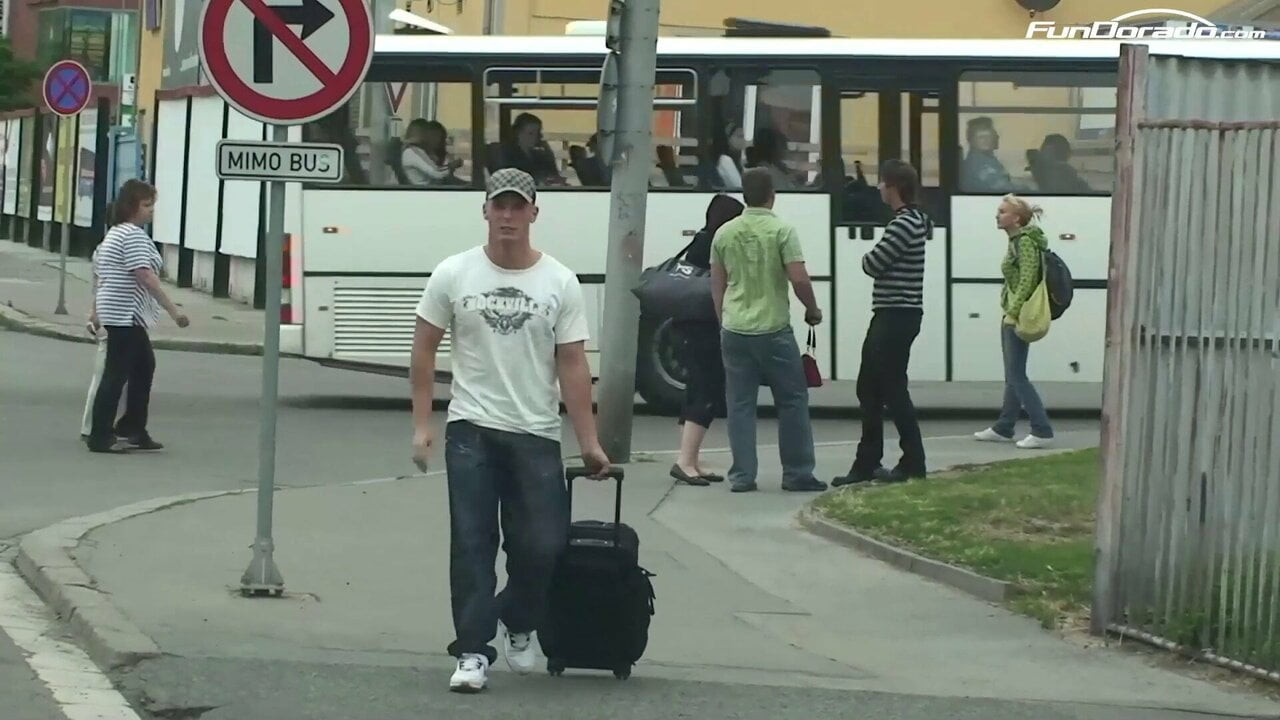 Kristyna betruegt Ihren Freund mit fremdem im Bumsbus