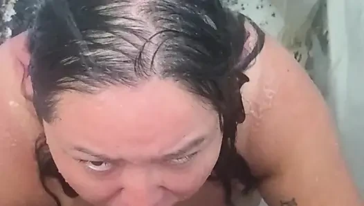 Kencing di kamar mandi