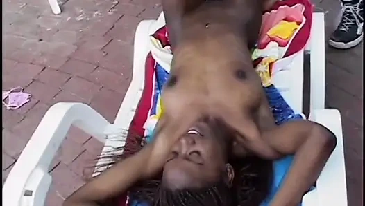 Молодая чернокожая с маленькими сиськами получает белый член, шпилю у бассейна