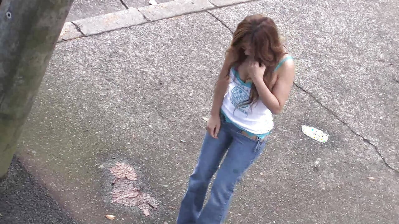 Gostosa recebe gang banged de três meninos para uma gozada na boca