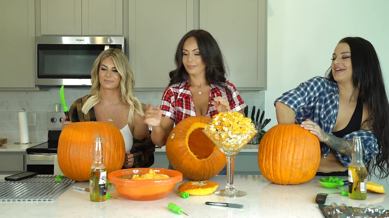 Kiki Mariah_970 Evelin Carve Pumpkins Nude Photoshoot After