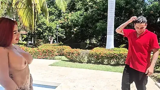 Büyük sikli garsonla tatil köyünde sert açık havada seks - Dani Clark ve Alejandra Palacios