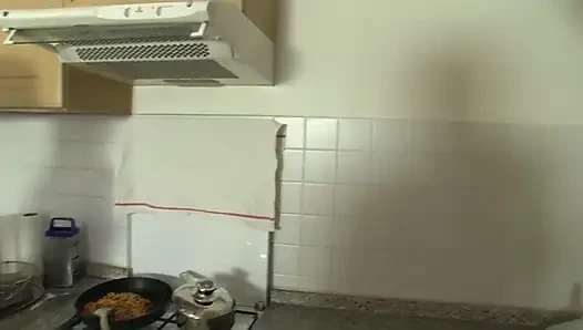 Seks di dapur sama cewek hot rambut pirang