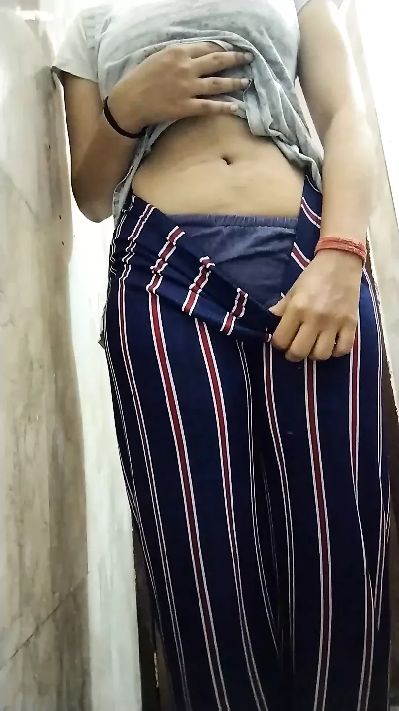 Bhen ko blackmail krke choda aur nahate hue choot m ungli daal di jaberjasti