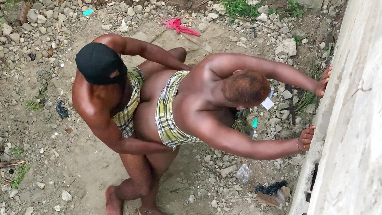 mahal ke gaard men se ek ke saath pyar karne ke lie chupke se baahar