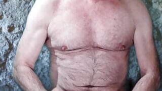 Lelaki berbulu mengikat zakar dan telurnya dan melancap