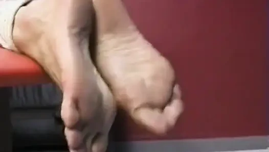 Gadis seksi toketnya dijepit sambil kaki dan tangannya diikat