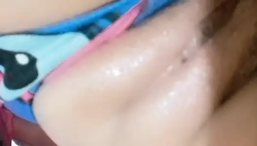 Amcığımı yumruğumla açtım ve büyük bir zevkle inledim