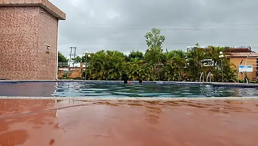 Sperma schwimmen im pool, harter sex im wasser, doppelter orgasmus