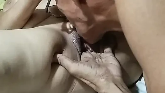 Güzel karımın fışkırtacak kadar ıslak amcığının tam videosu ve içine boşalıyorum