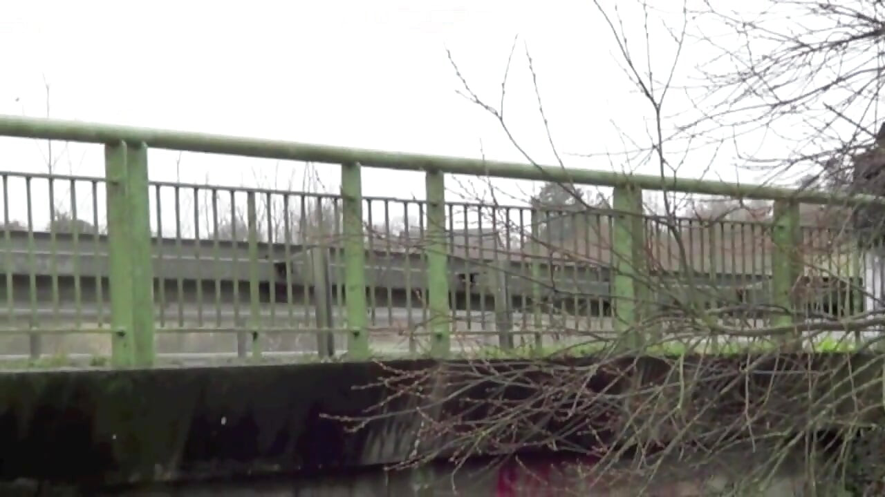 Twink seksi dikongkek lurus berhampiran jalan di luar rumah