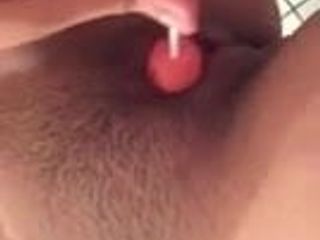 Cô gái thủ dâm với kẹo mút