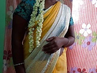 Ragazza indiana calda che rimuove il sari
