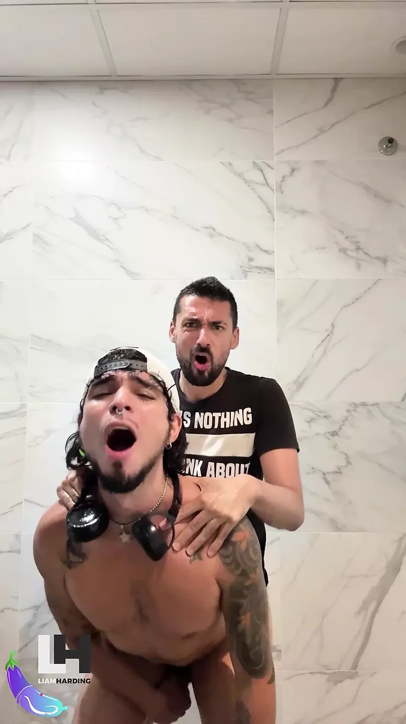 Un papa sexy baise une latino sexy dans les toilettes publiques