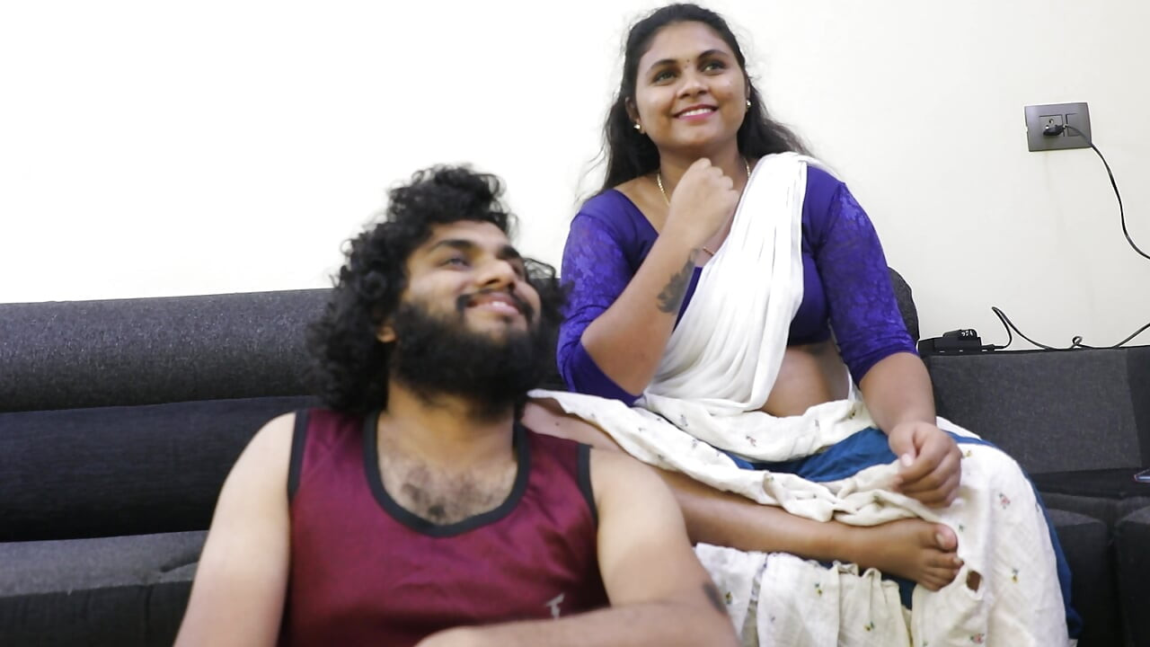 Naukar janu tivi dekhte hue bs ke sath ht seks ka maja le rahi hai, malloo naukar aur bs sophe par ehel vtching tivi men ht chudaee karte hue