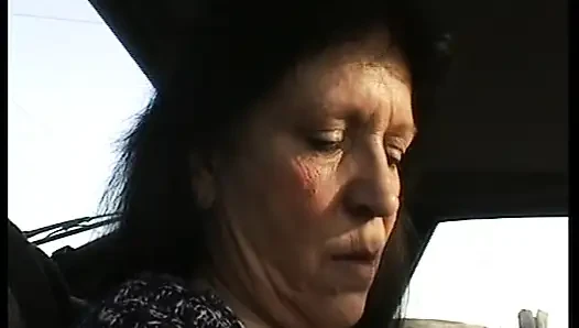 Tante girang Jerman jelek berambut gelap menikmati aksi solo