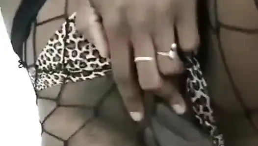 Ich zeige meine schwarze ebenholz-muschi