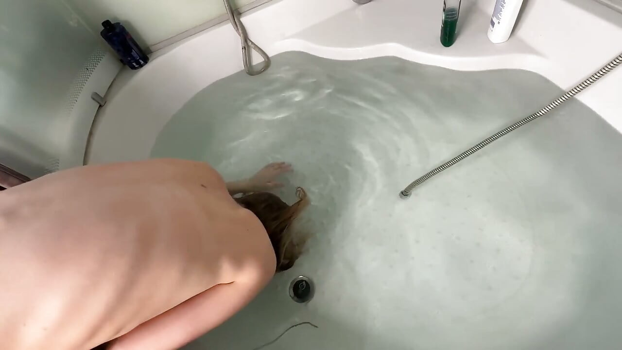 Ich fing an, meinen atem unter wasser zu halten