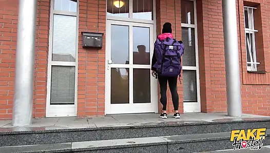 Fake hostel - küçük memeli sarışın Kathy Anderson gözetleyen bir misafir tracy ile yüz yüze geliyor ve sonra amcık yalama ve yüz yalama ile üçlü grup sekse katılıyor