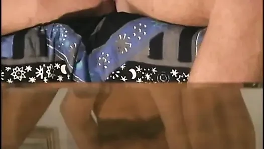 Seksi iç çamaşırlı harika memeli hatun yarak emiyor ve alıyor
