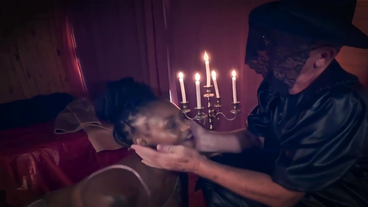 Trezirea senzuală a lui Pam cu Herr Charlotte - partea 2