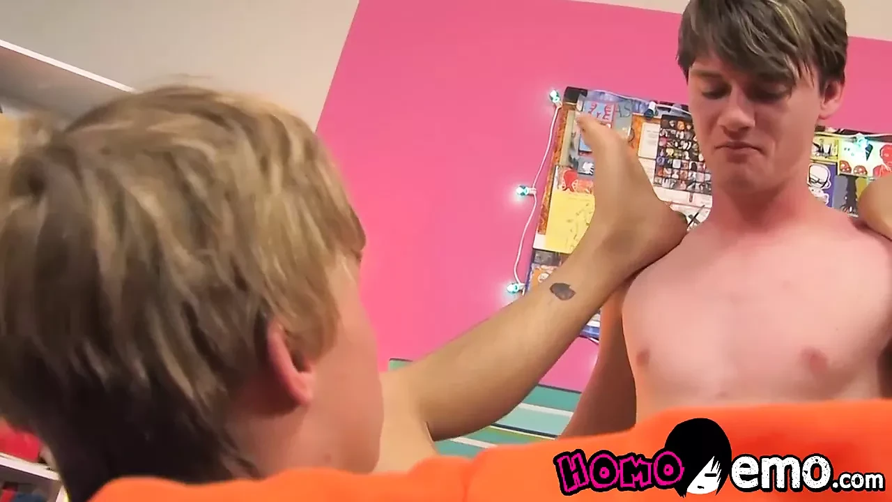 Emo mladića buši njegov prijatelj s leđa